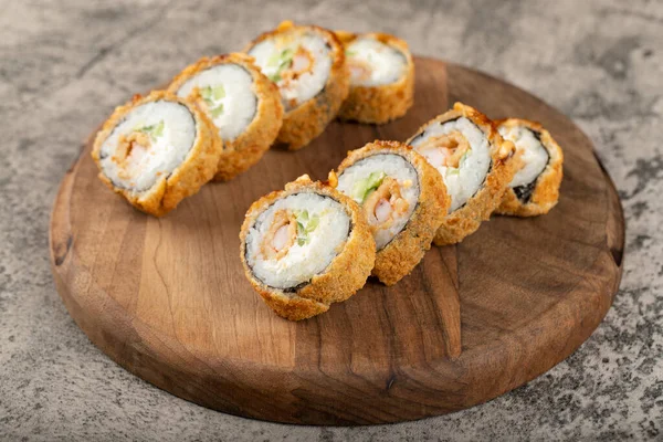 Plateau Bois Rouleaux Sushi Avec Des Concombres Riz Photo Haute — Photo