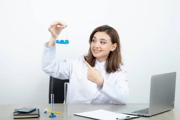 Junge Wissenschaftlerin Mit Reagenzglas — Stockfoto