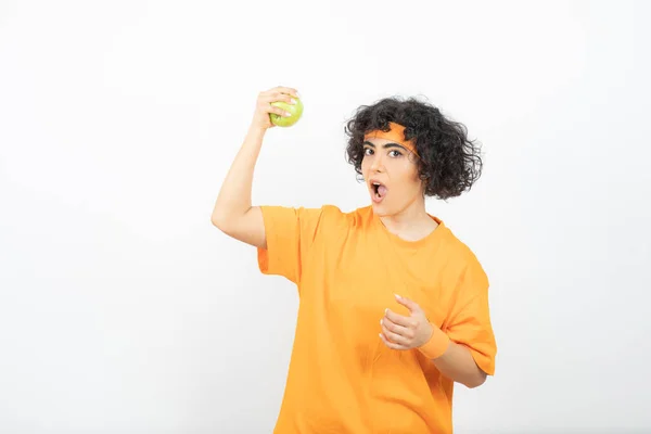 Жінка Помаранчевій Футболці Позує Яблуком — стокове фото