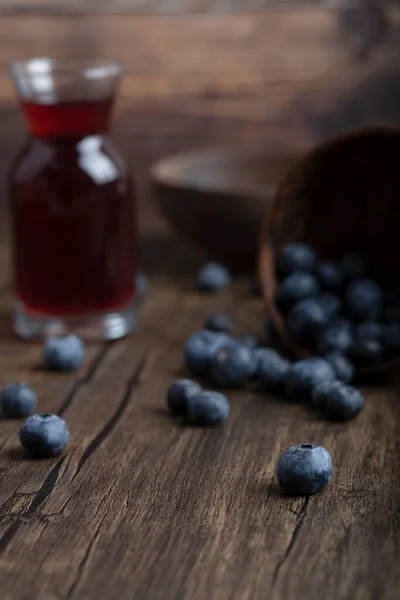 Bol Bois Bleuets Frais Verre Jus Sur Surface Bois Photo — Photo