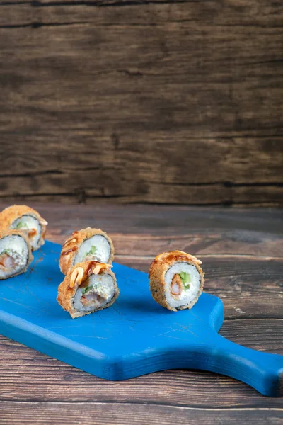 Une Planche Bois Rouleaux Sushi Avec Crevettes Avocat Fromage Pain — Photo