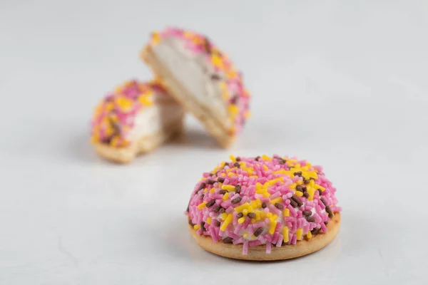 Biscoitos Meio Cortados Decorados Com Polvilhas Colocadas Sobre Fundo Branco — Fotografia de Stock