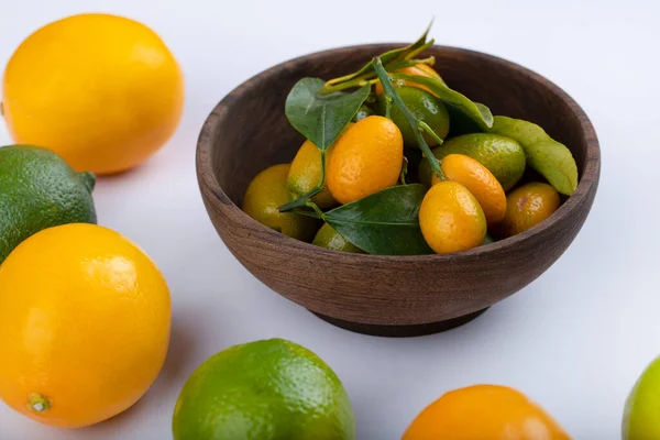 Freschi Deliziosi Limoni Lime Con Ciotola Kumquat Sfondo Bianco Foto — Foto Stock