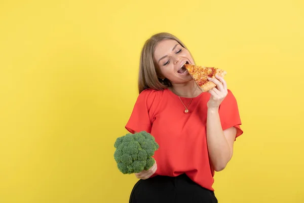 Imagen Una Hermosa Mujer Modelo Sosteniendo Brócoli Comiendo Deliciosa Pizza — Foto de Stock