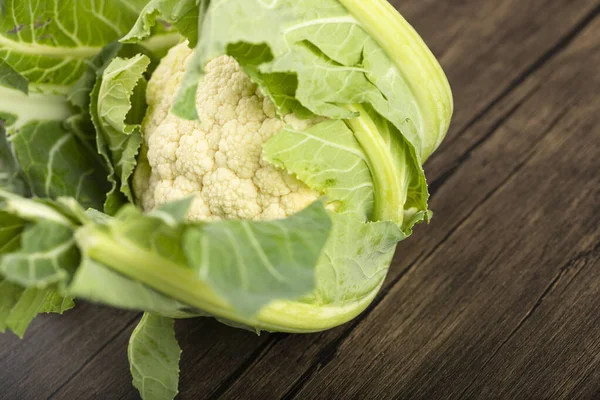 Coliflor Fresca Con Hojas Verdes Colocadas Sobre Fondo Madera Foto —  Fotos de Stock