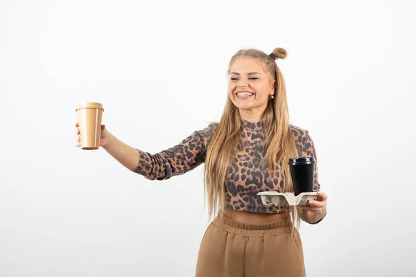 Porträtt Blond Kvinna Med Kaffekoppar Stående Högkvalitativt Foto — Stockfoto
