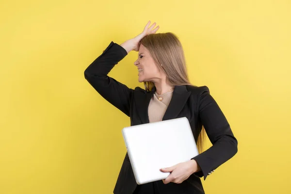 Bild Der Jungen Schönen Geschäftsfrau Mit Laptop Der Auf Gelbem — Stockfoto