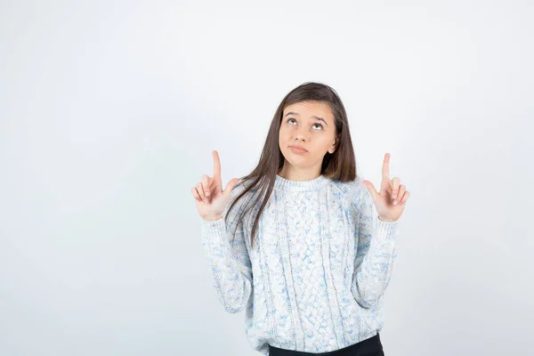 Menina Vestindo Suéter Posando Fundo Branco — Fotografia de Stock