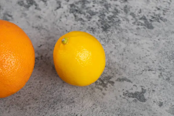 Limón Fresco Con Una Naranja Sana Aislada Sobre Fondo Piedra — Foto de Stock