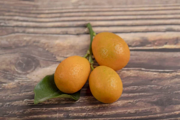 Cumquat Kumquat Con Hojas Aisladas Sobre Una Mesa Madera Foto — Foto de Stock