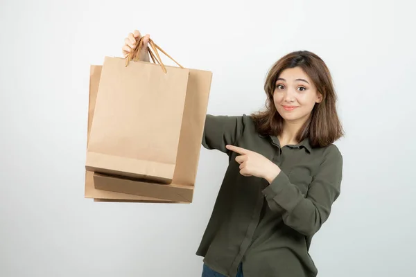 Fotografía Una Joven Modelo Femenina Mostrando Bolsas Artesanía Cámara Foto —  Fotos de Stock