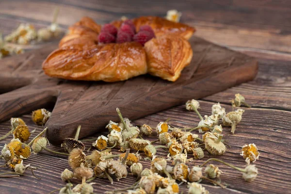 Deliciosa Hojaldre Con Frambuesas Rojas Sobre Tabla Madera Con Manzanilla — Foto de Stock