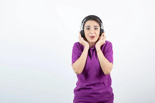 Foto Förtjusande Flicka Hörlurar Lyssnar Musik Över Vitt Högkvalitativt Foto — Stockfoto
