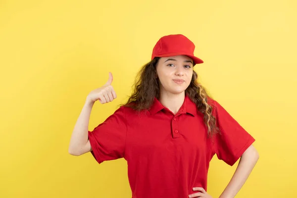 Chica Adolescente Rizada Camiseta Roja Gorra Pie Sobre Pared Amarilla —  Fotos de Stock