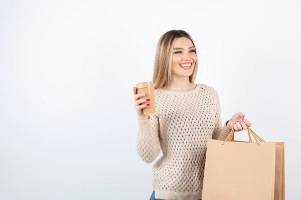 Afbeelding Van Een Mooi Uitziende Vrouw Die Papieren Tassen Met — Stockfoto