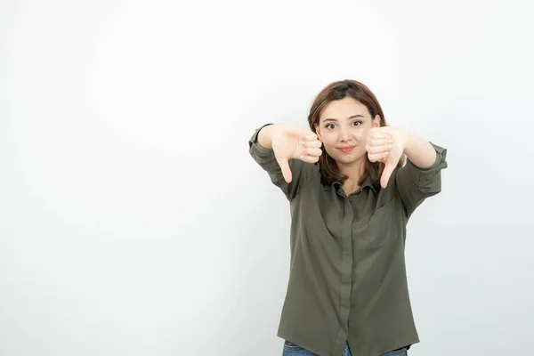 Belle Jeune Femme Tenue Décontractée Debout Donnant Pouces Vers Bas — Photo