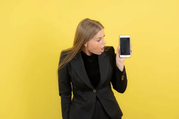 Junge Frau Schwarzen Anzug Mit Handy Auf Gelbem Hintergrund Hochwertiges — Stockfoto