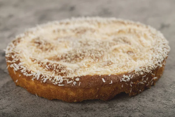 Arkaplanda hindistan cevizi parçacıkları ile süslenmiş lezzetli bir turta. Yüksek kalite fotoğraf