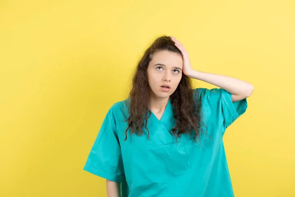 Imagem Enfermeira Adolescente Sobre Fundo Amarelo Foto Alta Qualidade — Fotografia de Stock