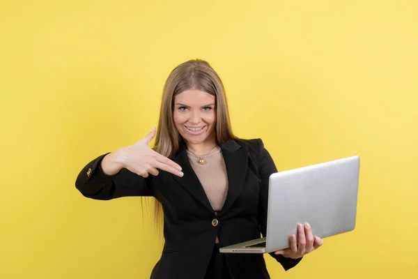 Portret Młodej Pięknej Bizneswoman Laptopem Stojącej Żółtym Tle Wysokiej Jakości — Zdjęcie stockowe