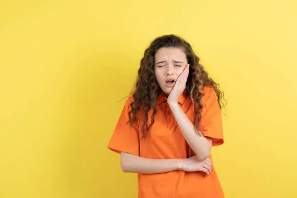 Foto Menina Adolescente Encaracolado Shirt Laranja Com Dor Dentes Fundo — Fotografia de Stock