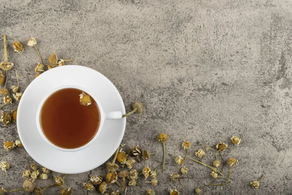 Una Taza Con Flores Secas Colocadas Sobre Una Mesa Piedra — Foto de Stock