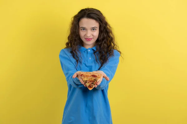 Portret Młodej Dziewczyny Pokazujący Kawałek Pizzy Żółtym Tle Wysokiej Jakości — Zdjęcie stockowe