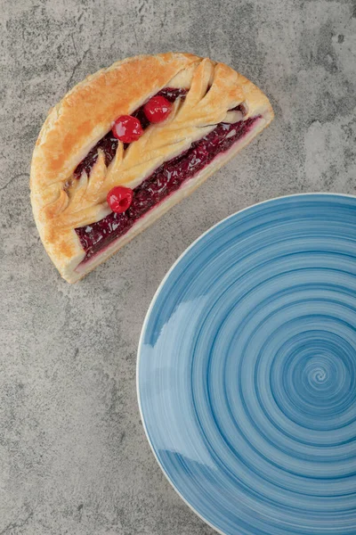 Gâteau Fromage Sucré Tranché Avec Des Baies Une Assiette Bleue — Photo