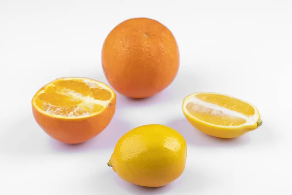 Limones Jugosos Frescos Sabrosas Mandarinas Aisladas Sobre Fondo Blanco Foto —  Fotos de Stock