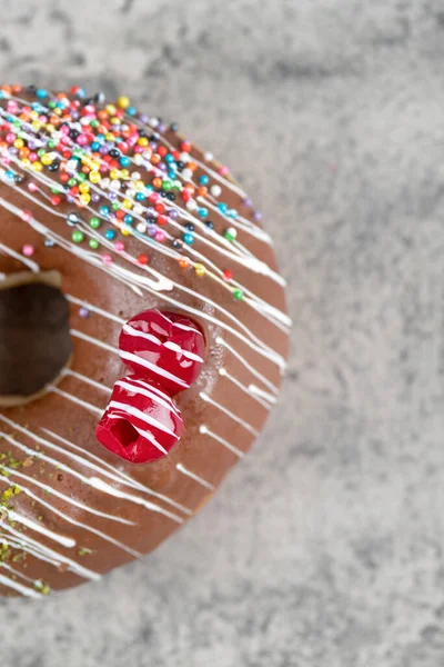 Köstliche Schokolade Glasiert Donut Mit Streusel Auf Stein Hintergrund Hochwertiges — Stockfoto