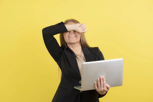 Retrato Una Joven Hermosa Mujer Con Portátil Posando Cámara Sobre — Foto de Stock