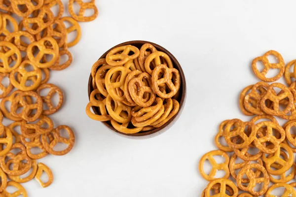 Ciotola Legno Gustosi Pretzel Croccanti Sfondo Bianco Foto Alta Qualità — Foto Stock