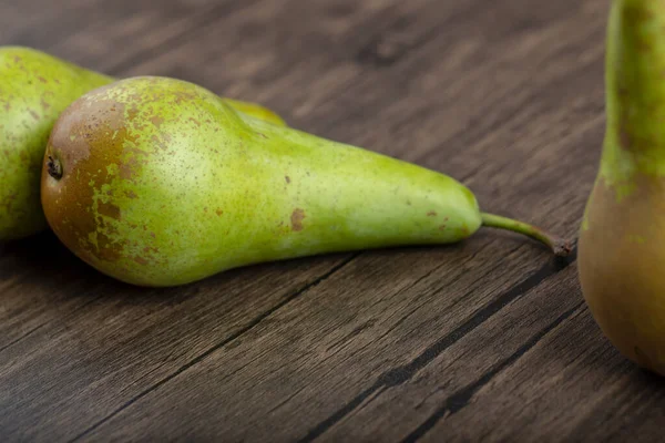 Tres Deliciosas Peras Verdes Maduras Sobre Fondo Madera Foto Alta — Foto de Stock