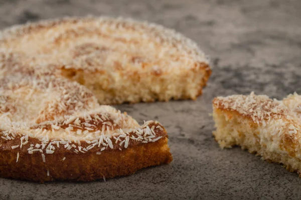 Pastel Postre Rebanadas Con Virutas Coco Colocadas Una Mesa Piedra —  Fotos de Stock