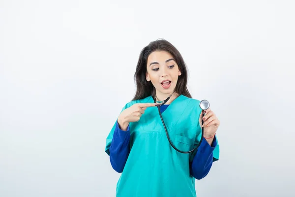 Retrato Una Joven Enfermera Guapa Apuntando Estetoscopio Foto Alta Calidad — Foto de Stock