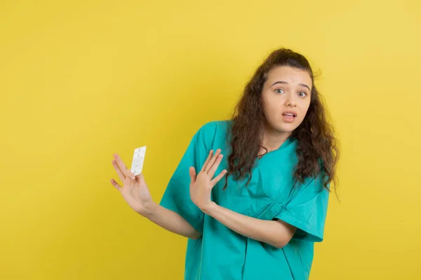 Niña Enfermera Uniforme Mostrando Pastillas Médicas Sobre Pared Amarilla Foto — Foto de Stock