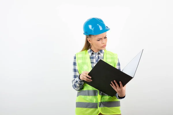 Junge Ingenieurin Liest Notizen Über Ihr Neuestes Projekt Hochwertiges Foto — Stockfoto