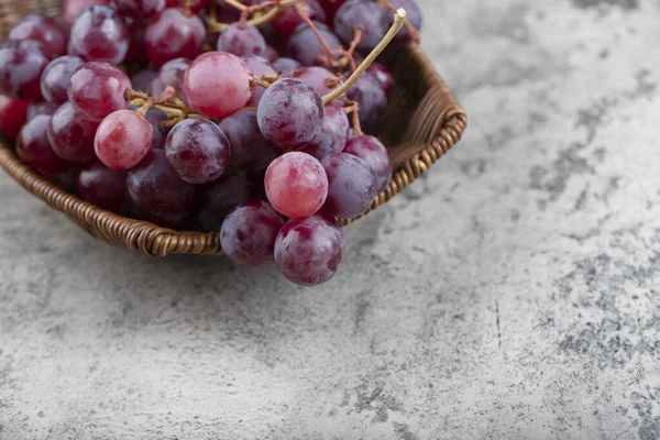 Panier Osier Raisins Rouges Frais Sur Fond Pierre Photo Haute — Photo