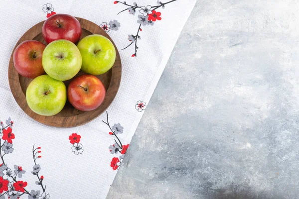 야채와 사과를 식탁보 나무판에 놓았다 고품질 — 스톡 사진