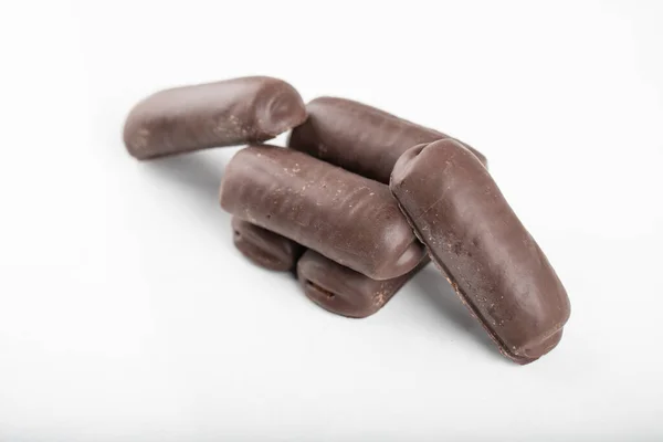 Deliciosos Bolos Chocolate Colocados Fundo Branco Foto Alta Qualidade — Fotografia de Stock