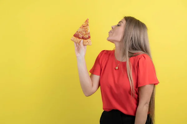 Immagine Una Donna Seducente Che Tiene Pezzo Deliziosa Pizza Foto — Foto Stock