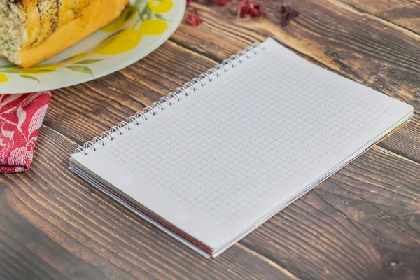 Placa Pastelería Fresca Con Salsa Chocolate Cuaderno Sobre Fondo Madera —  Fotos de Stock