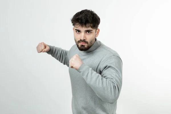 Ritratto Uomo Barbuto Felpa Grigia Pronto Combattere Foto Alta Qualità — Foto Stock