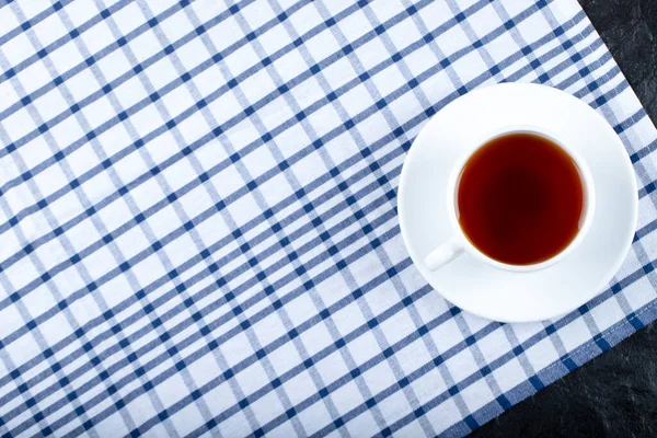 Tasse Heißen Tee Mit Blauer Tischdecke Auf Schwarzem Hintergrund Foto — Stockfoto