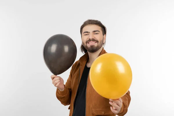 Giovane Bruna Con Barba Che Tiene Palloncini Gialli Neri Foto — Foto Stock