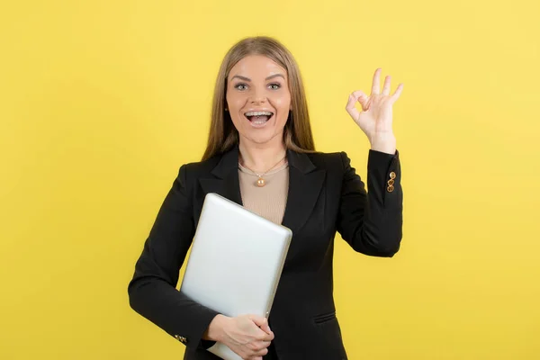 Bild Einer Jungen Schönen Geschäftsfrau Die Einen Laptop Hält Und — Stockfoto