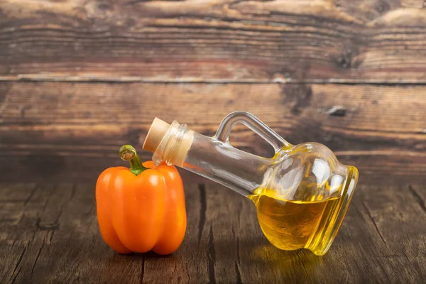 Oranje Paprika Met Olijfolie Van Eerste Persing Houten Ondergrond Hoge — Stockfoto