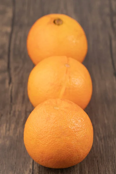 Tres Naranjas Jugosas Enteras Colocadas Superficie Madera Foto Alta Calidad — Foto de Stock