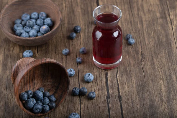 Bol Bois Bleuets Frais Verre Jus Sur Surface Bois Photo — Photo