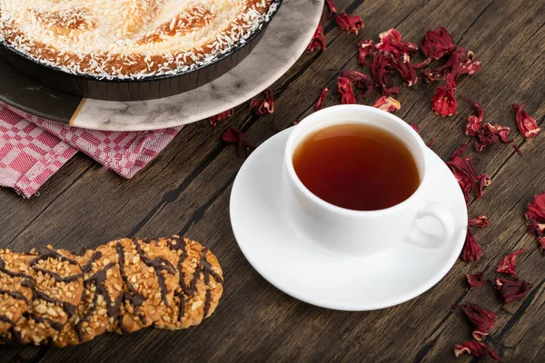 Assiette Tarte Sucrée Avec Des Aspersions Noix Coco Des Biscuits — Photo